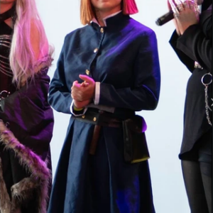Cosplay Nobara avec props et perruque